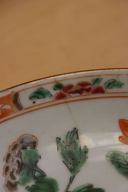 Assiette en porcelaine de Chine. 
D. :22...