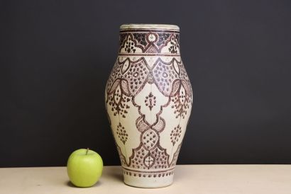 Vase en terre cuite émaillé d'Afrique du...