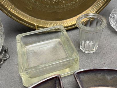 Lot comprenant: 
Vase, verres, vide poche,...
