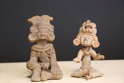 Cinq sculptures d'Amérique du Sud, vase toupie...
