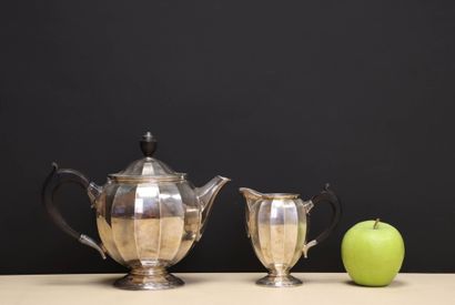 CHRISTOFLE: Théière et pot à lait en métal...