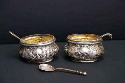 Paire de salerons et trois pelles à sel dépareillées...