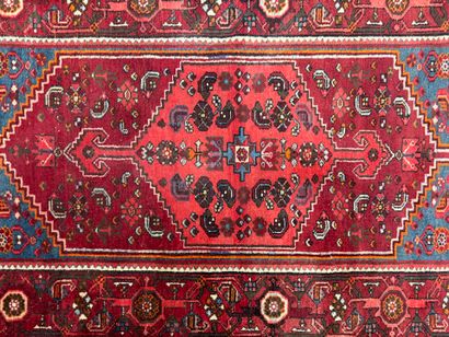 IRAN, Tapis en laine fait main. 
200 x 130...