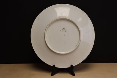 GIEN. 
Grand plat en faience à décor Renaissance...
