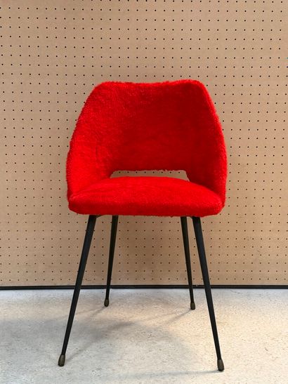Chaise moumoute rouge. 
H. :79 cm.