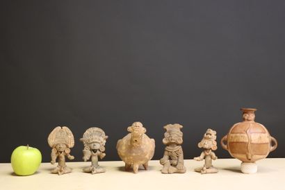 Cinq sculptures d'Amérique du Sud, vase toupie...