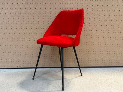 Chaise moumoute rouge. 
H. :79 cm.