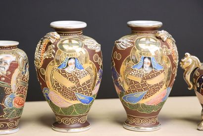 Satsuma. 
Deux paires de vases et deux brules...