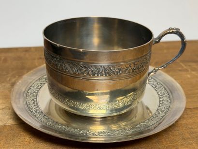 Paire de grandes tasses en métal argenté
On...