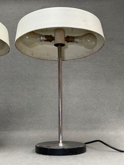 Paire de lampes en tôle laqué blanc et base...