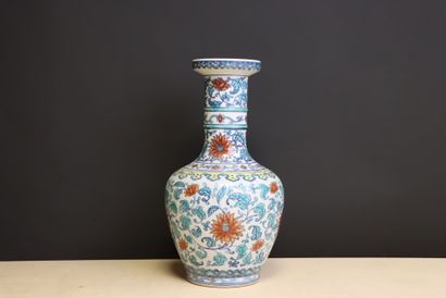Vase en porcelaine de Chine. 
H. :37 cm.