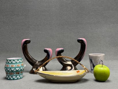 Paire de bougeoirs en faïence, vase, pot...