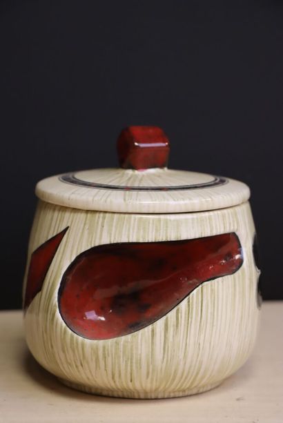 Pot à tabac et petit vase en faience
Années...