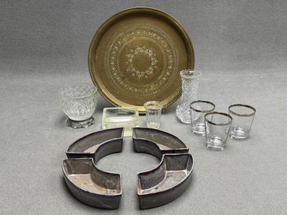 Lot comprenant: 
Vase, verres, vide poche,...