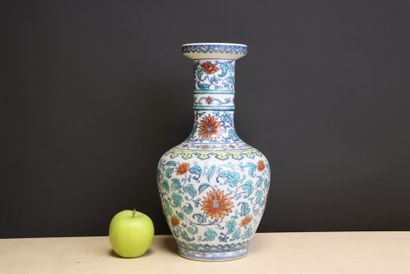 Vase en porcelaine de Chine. 
H. :37 cm.