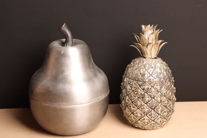 Deux seaux à glaçons, poire et ananas. 
H....