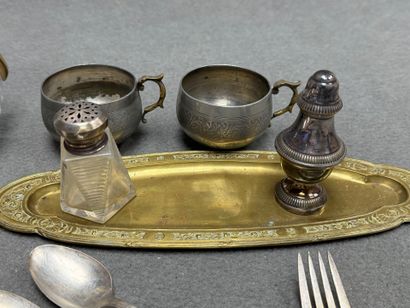 Lot comprenant:
Carafe, tasses, rond de serviette,...