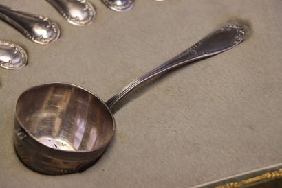 Suite de douze petites cuillères et un passe...