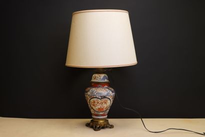 Lampe de salon en porcelaine du Japon décor...