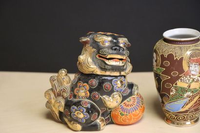 Satsuma. 
Deux paires de vases et deux brules...