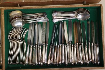 Christofle. 
Ménagère de couverts en métal...