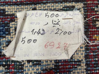 IRAN Tapis en laine fait main. 
200 x 142...