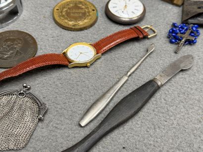 Lot comprenant: 
Billets et monnaies en Francs,...
