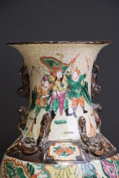 Grand vase en porcelaine de Nankin. 
H. :44...