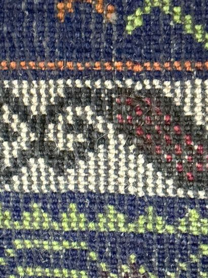 Tapis afghan en lainé à décor de personnages
200...