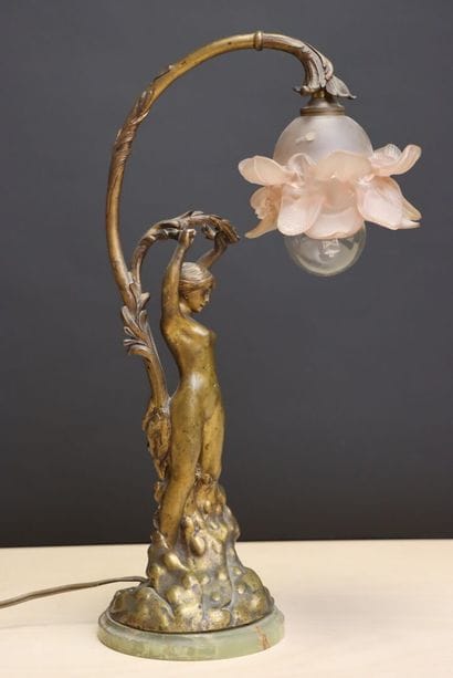 Lampe de salon en bronze. 
H. :42 cm.