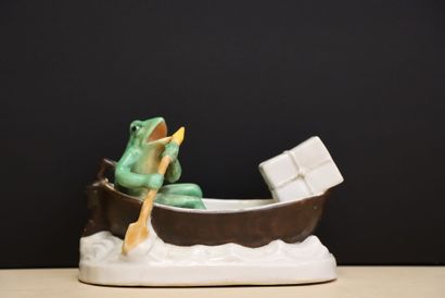 Grenouille en barque: 
Statuette en porcelaine
8,5...