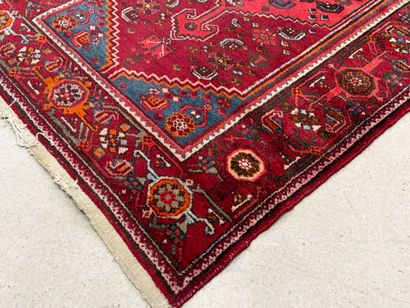 IRAN, Tapis en laine fait main. 
200 x 130...