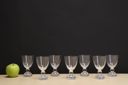 Suite de six verres à pied en carton
On y...
