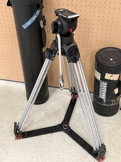 Deux trepieds camera professionnels :
- Sachtler...