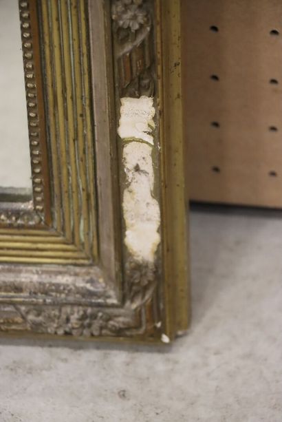 Miroir cadre stuc doré. 
127 x 80 cm. 
manques...