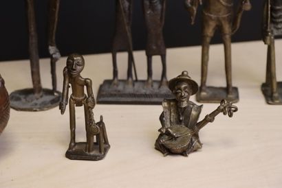 Douze sculptures africaines en bronze et...