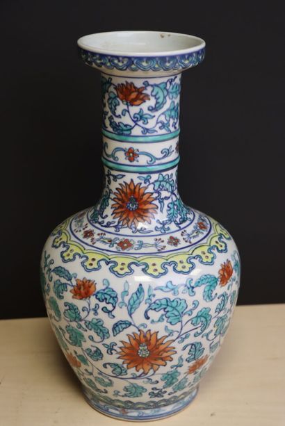 Vase en porcelaine de Chine. 
H. :37 cm.