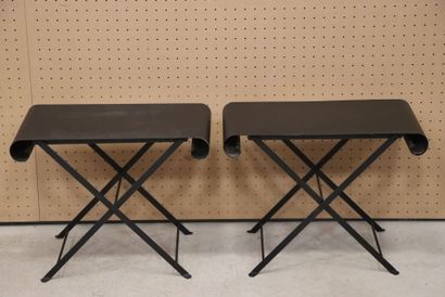 Paire de tables d'appoint pliantes en métal....