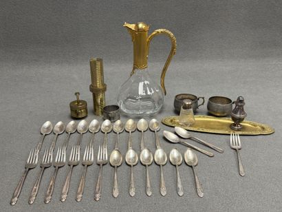 Lot comprenant:
Carafe, tasses, rond de serviette,...