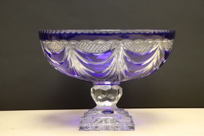 Coupe sur piedouche en cristal taillé bleu...
