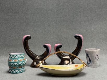 Paire de bougeoirs en faïence, vase, pot...