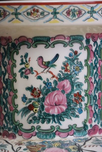 Paire de vases en porcelaine de Chine. 
H....