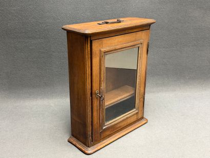 Petite vitrine à étagères , poignée au sommet
58...