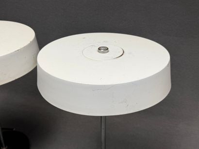 Paire de lampes en tôle laqué blanc et base...