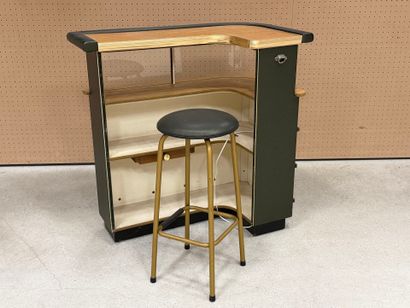 Bar en formica, garni de skai et bois et...