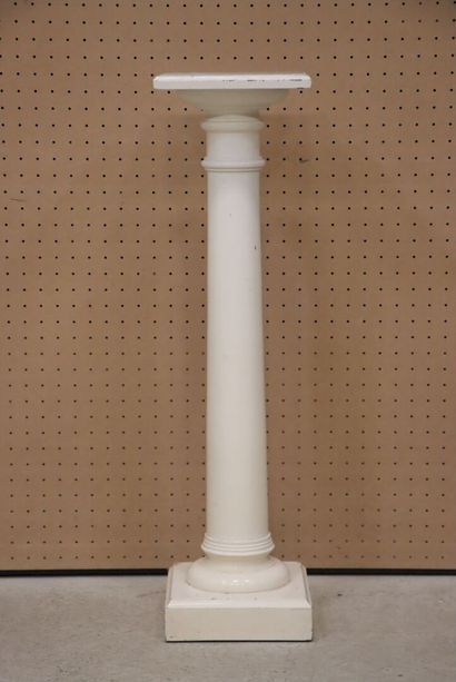 Colonne en bois laqué gris. 
H. :101 cm.