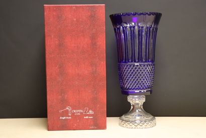 Grand vase en cristal taillé bleu et translucide.
H:...