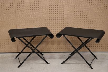Paire de tables d'appoint pliantes en métal....