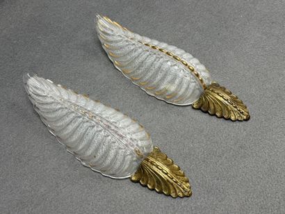 Paire d'appliques en verre moulé.
H. :34...