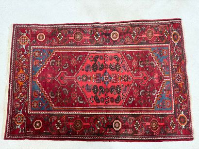 IRAN, Tapis en laine fait main. 
200 x 130...